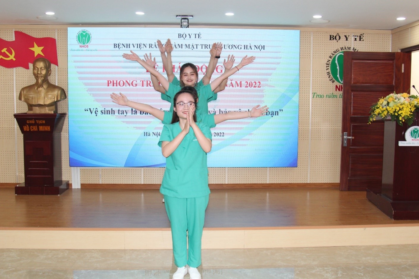Vũ điệu vệ sinh tay do Đội văn nghệ Đoàn thanh niên Bệnh viện biểu diễn